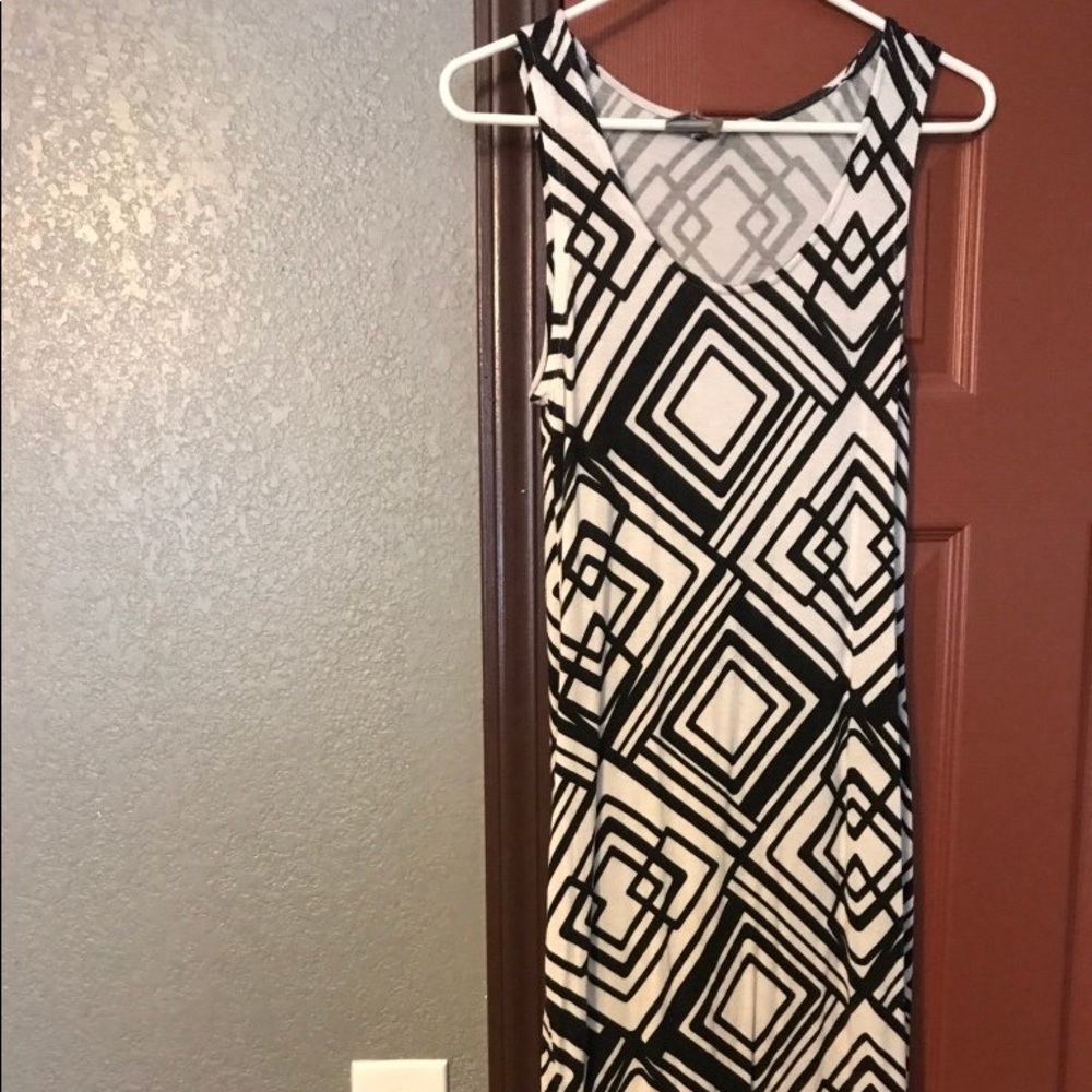 Black and white sleeveless dress